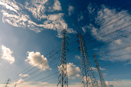 高压电压电镀和对蓝天空的电线天空金属邮政蓝色工程建筑学电气网格基础设施植物图片