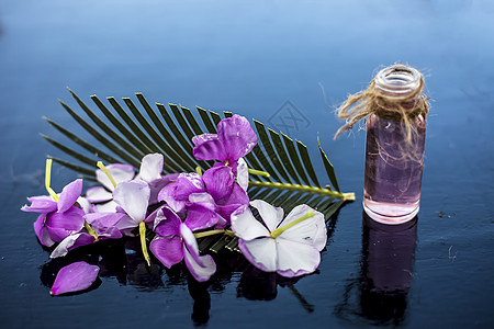 草药和植物精华 或由罗斯马林斯在木质表面的玻璃瓶中摘制出来的浓缩物 也称为玫瑰花玻璃香气治疗食物草本植物绿色香味药品按摩芳香图片