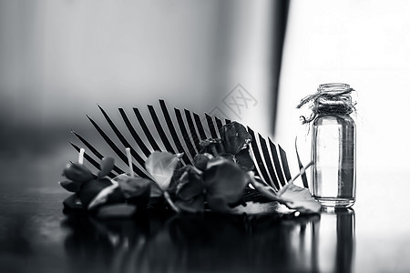 草药和植物精华 或由罗斯马林斯在木质表面的玻璃瓶中摘制出来的浓缩物 也称为玫瑰花治疗芳香香味食物绿色瓶子枝条香气药品叶子图片