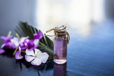 草药和植物精华 或由罗斯马林斯在木质表面的玻璃瓶中摘制出来的浓缩物 也称为玫瑰花疗法香气绿色瓶子芳香药品香味玻璃温泉治疗图片