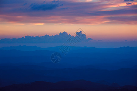 山中日落戏剧性天空水平爬坡全景风景山脉丘陵鸟瞰图图片