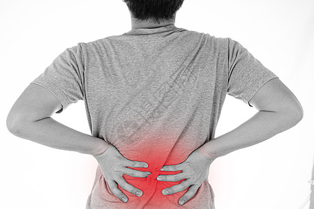 在孤立的白色背景和红色斑点上 男人感到筋疲力尽 腰背疼痛和受伤的黑白镜头 保健和医疗概念图片