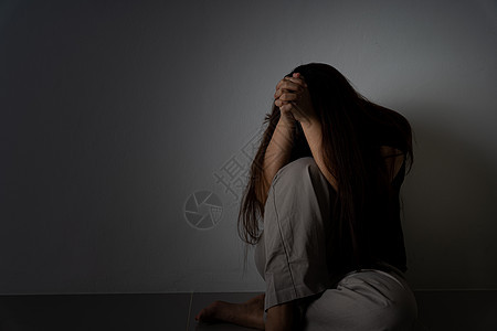 悲伤的女人拥抱她的膝盖 独自坐在黑暗的房间里哭泣 抑郁 不快乐 压力和焦虑症的概念女性寂寞女孩女士困惑孤独悲哀情感挫折成人图片