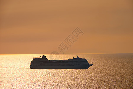 日落时分在爱琴海的游轮轮周光奢华假期旅游运输旅行港口日落热带衬垫海岸图片