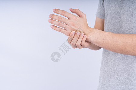 男性触摸急性手腕和白色背景的手痛图片