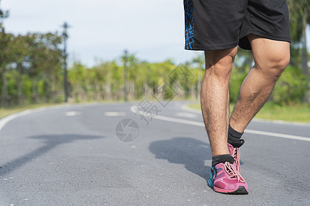 在公园跑步和走路时 紧贴运动员鞋运动运动鞋活动训练森林慢跑者运动员女士女孩培训师图片