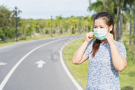 年轻女性在锻炼培训前戴医疗面罩的年轻女性Sessio风险农村赛跑者疾病活力保健运动鞋训练跑步诊断背景图片