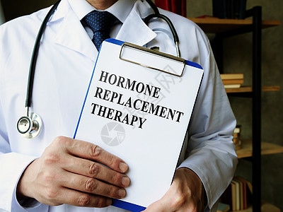 医生展示荷尔蒙替代疗法HRT信息图片