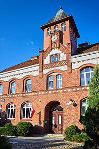 卢布尼威斯小镇上历史性的红砖市政厅图片
