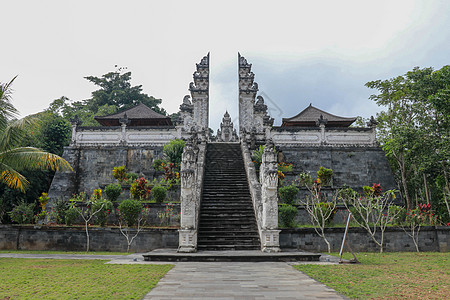 印度尼西亚巴厘岛的巨型庙宇楼梯 写寺庙建筑学水泥石头传统圣所入口宗教脚步游客图片