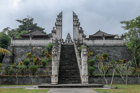 印度尼西亚巴厘岛的巨型庙宇楼梯 写建筑学旅行文化水泥纪念碑传统地标入口石头圣所图片