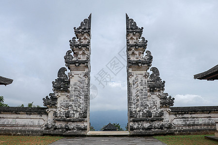 由Lempuyang寺庙建造的天堂之门 这个著名的Instagram城门没有假照镜反射物遗产石头上帝情调传统异国楼梯文化宗教纪念图片