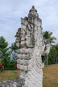 印尼巴厘岛寺庙的亚洲龙石雕塑旅行梯子蓝色高棉语雕刻艺术游客纪念碑天空建筑学图片