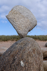在石头上平衡石块金字塔等额概念冥想风度海滩精神图片