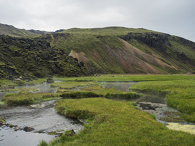 地热面积与自然温泉 冰岛营地的热浴 以及草原 熔岩田和山丘的背景情况图片