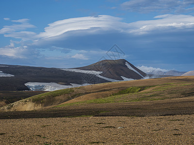 冰岛高地地区Fjellabak自然保护区地区的多彩Rhyolit山全景 有雪花和多色火山橙子苔藓编队远足地质学岩石荒野喷气爬坡场图片