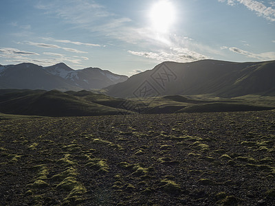 冰岛高地Fjellabak自然保护区的火山景观 雪覆盖山脉 绿色山丘和岩浆碎石土 岩石被大海花岗草覆盖地标天空小屋高地小路苔藓踪图片