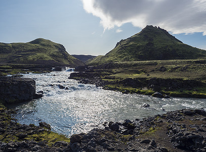 冰岛火山风景与因尼里-恩斯普拉河 绿色山丘和劳加韦古尔登山小道上的山脉相联 冰岛费亚巴克自然保护区图片