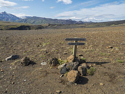 冰岛高地Fjellabak自然保护区Botnar营地附近的峡谷的旅游导游站标志 蓝天背景图片