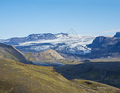 冰岛风景与冰川舌 河和青山 Fjallabak 自然保护区 冰岛 夏天的蓝天冰盖天空冰舌自然旅游苔藓爬坡旅行高地蓝色图片