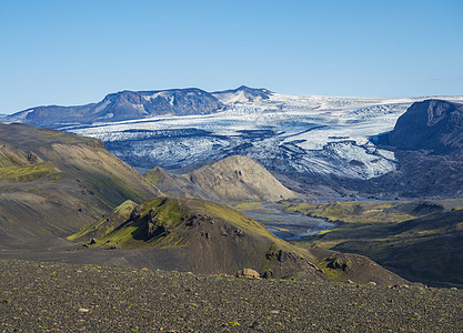 冰岛风景与冰川舌 河和青山 Fjallabak 自然保护区 冰岛 夏天的蓝天冒险碎石自然冰盖苔藓冰舌舌头踪迹火山旅游图片