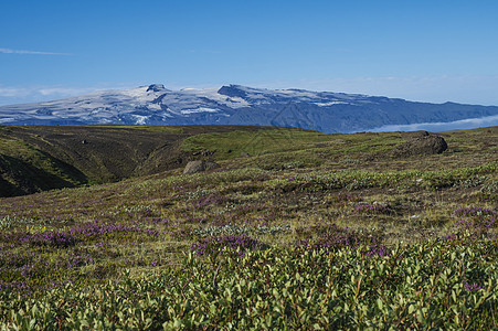 冰岛风景与蓝色河峡谷 绿色山丘和火山冰川 洛加维格远足径 Fjallabak 自然保护区 冰岛 夏天的蓝天蓝色旅游冰舌天空岩石远图片