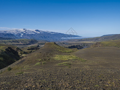 冰岛风景与蓝色河峡谷 绿色山丘和火山冰川 洛加维格远足径 Fjallabak 自然保护区 冰岛 夏天的蓝天冒险苔藓踪迹舌头冰舌旅图片