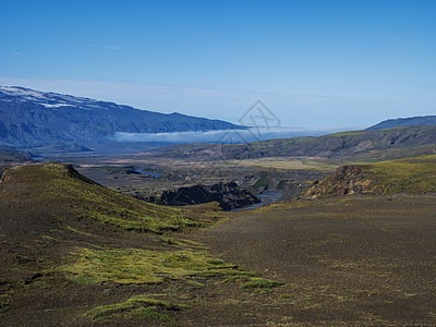 冰岛风景与蓝色河峡谷 绿色山丘和火山冰川 洛加维格远足径 Fjallabak 自然保护区 冰岛 夏天的蓝天踪迹苔藓高地爬坡冰盖溪图片