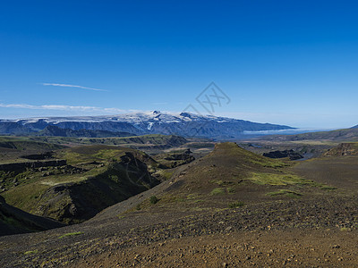 冰岛风景与蓝色河峡谷 绿色山丘和火山冰川 洛加维格远足径 Fjallabak 自然保护区 冰岛 夏天的蓝天旅行溪流远足冰舌冰盖蓝图片