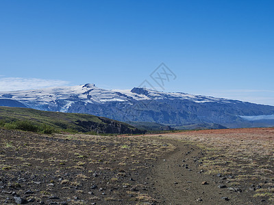 冰岛风景与红草 白桦树丛 青山和火山冰川 洛加维格远足径 Fjallabak 自然保护区 冰岛 夏天的蓝天踪迹高地蓝色冒险自然冰图片