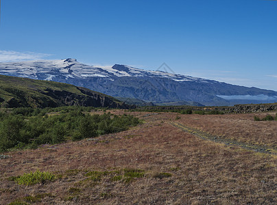 冰岛风景与红草 白桦树丛 青山和火山冰川 洛加维格远足径 Fjallabak 自然保护区 冰岛 夏天的蓝天自然高地蓝色旅游苔藓踪图片