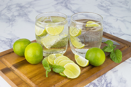从柠檬中冷饮 在木杯上用水玻璃切成碎片稻草玻璃饮食食物健康草本植物水果木头饮料绿色图片