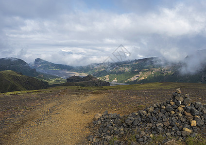 高地和大草原的风景与石头堆在一起 绿苔覆盖岩石和山丘 弯曲河流峡谷 冰岛远足路线 夏季多云日图片