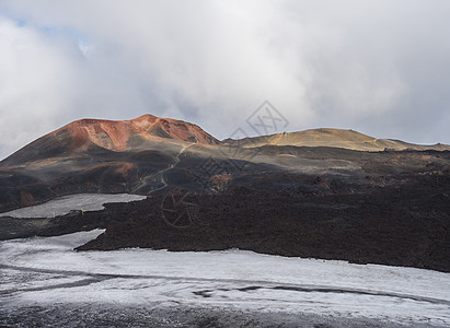 远足小径的红色和黑色火山冰岛景观与冰川火山熔岩场 雪和 magni 和 mudi 山 由 2010 年影响整个欧洲空中交通的喷发背景图片