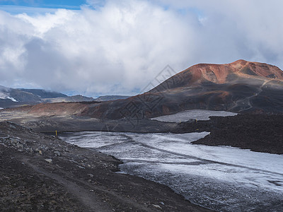 远足小径的红色和黑色火山冰岛景观与冰川火山熔岩场 雪和 magni 和 mudi 山 由 2010 年影响整个欧洲空中交通的喷发图片