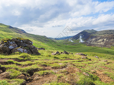 Reykjadalur山谷 有温泉河 青草草原 岩石和山丘以及地热蒸汽 南冰岛靠近Hveragerdi市 夏日清晨 蓝天游客天空图片