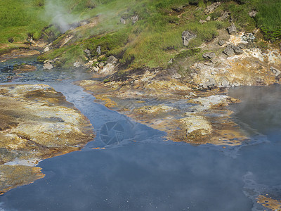 Reykjadalur河谷的热地热蓝泥滩 有大片绿草米阿多瓦蒸汽 冰岛南部靠近Hveragerdi市图片