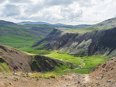 Reykjadalur山谷 有温泉河 青草草原 岩石和山丘以及地热蒸汽 南冰岛靠近Hveragerdi市 夏日清晨 蓝天天空山脉图片