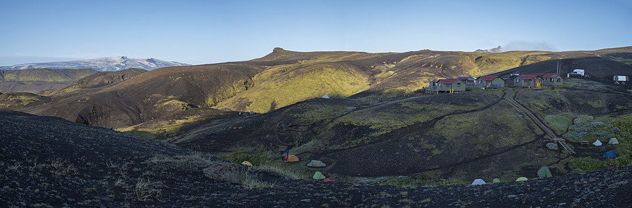 在冰岛的远足小径上 带博特纳尔山小屋的全景景观 在熔岩场之间的火山景观中的绿色山谷 清晨 夏日的蓝天旅行沙漠冒险冰川晴天帐篷情绪图片