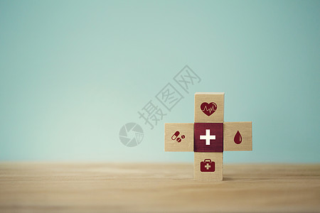 关于健康和医疗保险的医疗保健概念 在桌子木制背景上安排木块堆叠与图标医疗保健安全商业保险服务癌症水滴家庭孩子药片医院图片
