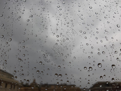 水滴在窗户上气泡反射下雨玻璃天气洪水城市雷雨雨滴宏观图片