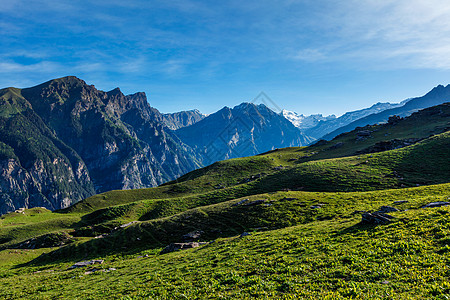 印度喜马拉雅山脉Kullu山谷的春春 喜马拉雅山草地草甸风景绿色山脉农作物风光高山场地田园图片