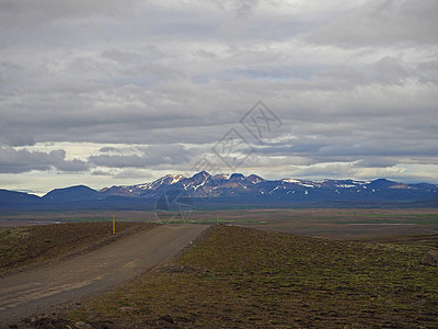 F号肮脏山的F路经过荒废的地貌 通往冰原上的火山山脉图片