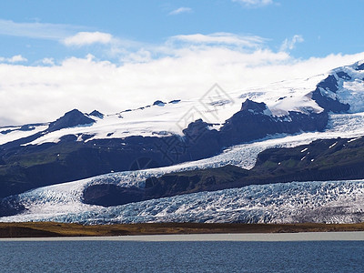 位于冰岛东南Jokulsarlon环礁湖附近的 有冰山冰川舌头的蓝色环礁湖图片