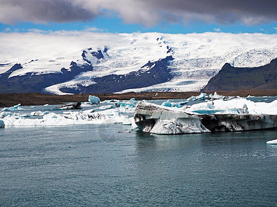 冰岛Jokulsarlon环礁湖冰川冰层中的蓝色冰块图片