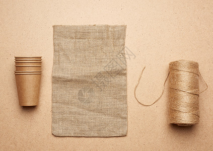 纸杯 棕色绳子和棕色木头上空袋图片