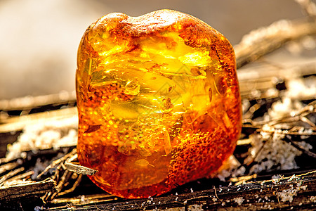 在波罗的海的海滩上安珀树脂首饰水晶石头地质学化石矿物材料橙子宝石背景图片