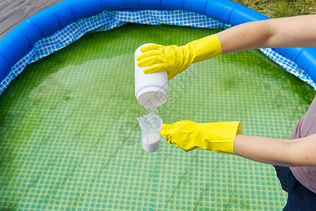 在池中添加氯粉 以去除藻类和消毒水 可充气游泳池护理概念控制色卡打扫浴缸酸碱度成套服务测试质量工具图片