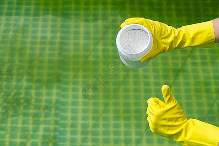 在池中添加氯粉 以去除藻类和消毒水 可充气游泳池护理概念检查打扫质量酸碱度治疗清洁度浴缸监控考试游泳池图片