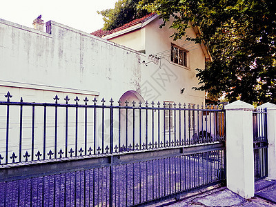 古老的紫色白色建筑 在栅栏后面 开普敦木头背景房子废墟窗户建筑学传统教堂历史性宗教图片